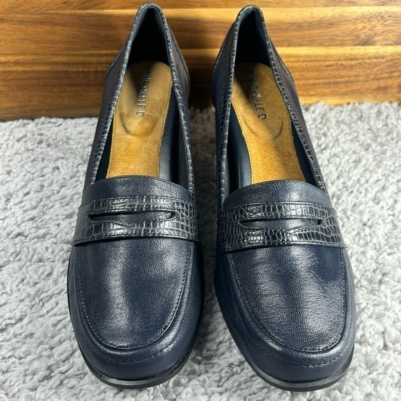 Michelle D Loafers Womens 10 Penny Loafer Heels Leather Classic Office Business - Picture 2 of 11